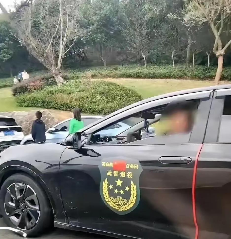 朋友，当您看到下面的图片时，作何感想？不同的人看法各异。有的人觉得，这名退役军
