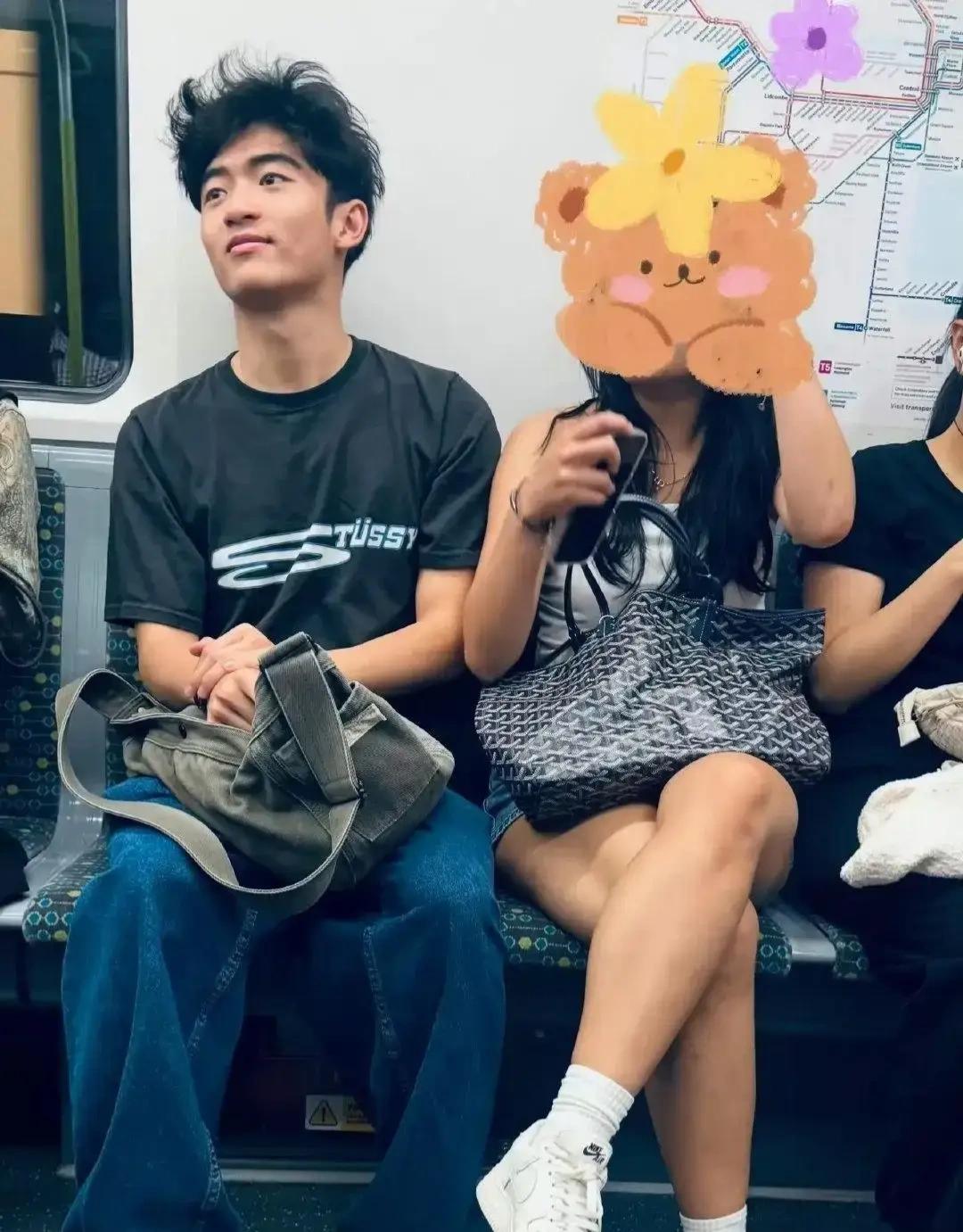 谢霆锋和张柏芝18岁的大儿子和女友在澳洲坐地铁，这孩子也太接地气了吧。那头乱发像