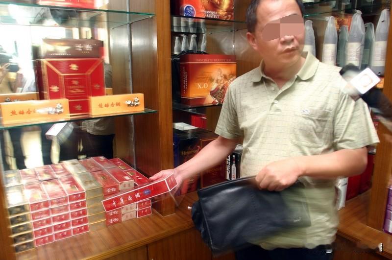 近日，江苏徐州一男子转卖八条中华烟店家发现八条中华烟都是假烟把两头外膜割破