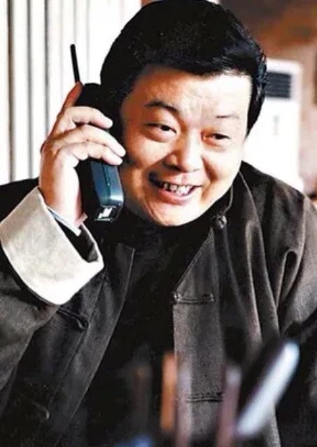 2005年，演员傅彪肝癌去世，欠下几百万。为还清债务，冯小刚给了200万，张国立