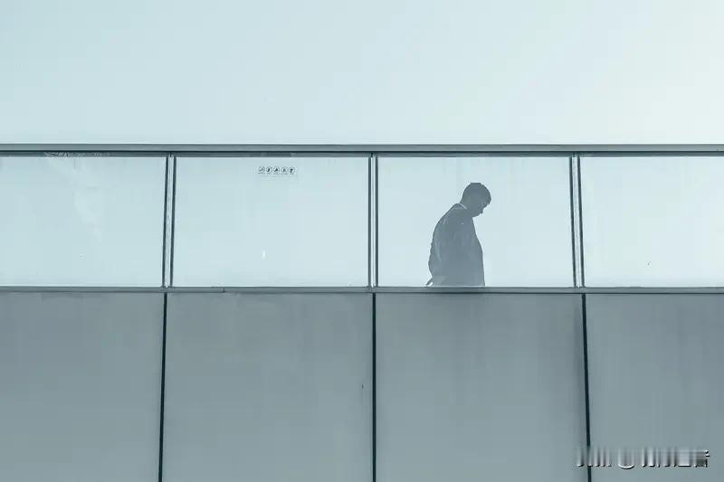 十年间，结婚人数与出生人口均减半，可见计划生育成效显著。如今政策反转，鼓励生育，