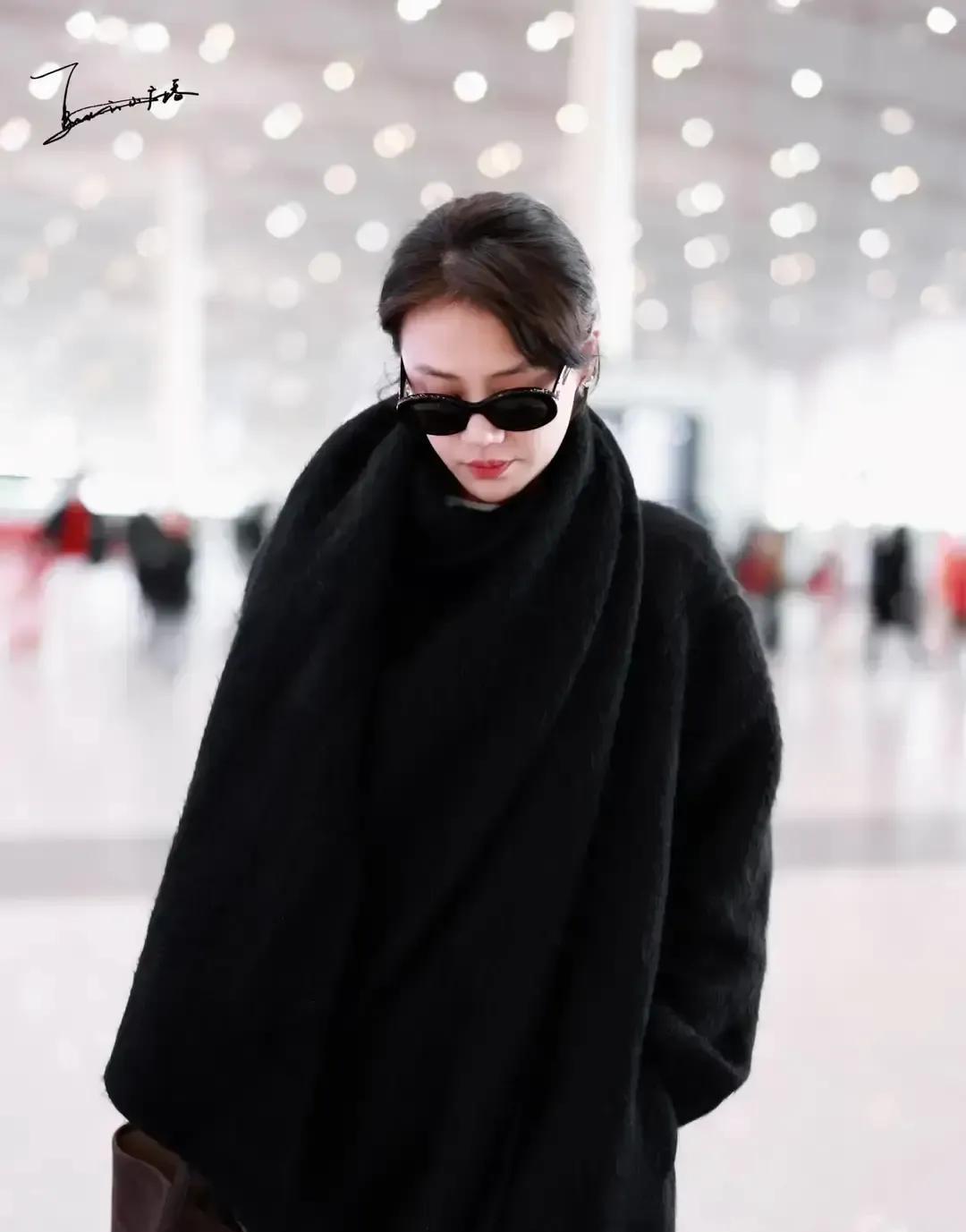 马思纯把外套Logo剪了，反而被夸上热搜。数据显示，今年这么干的富婆多了37%