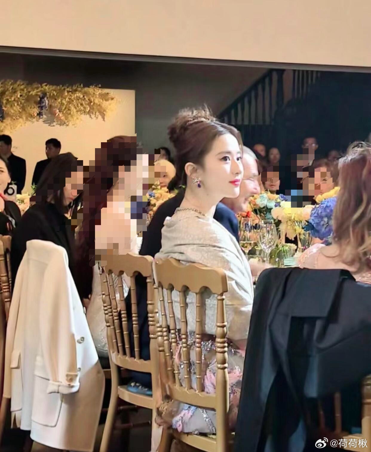 那个披麻袋都好看的女人不吃火锅改吃烤肉了​​​