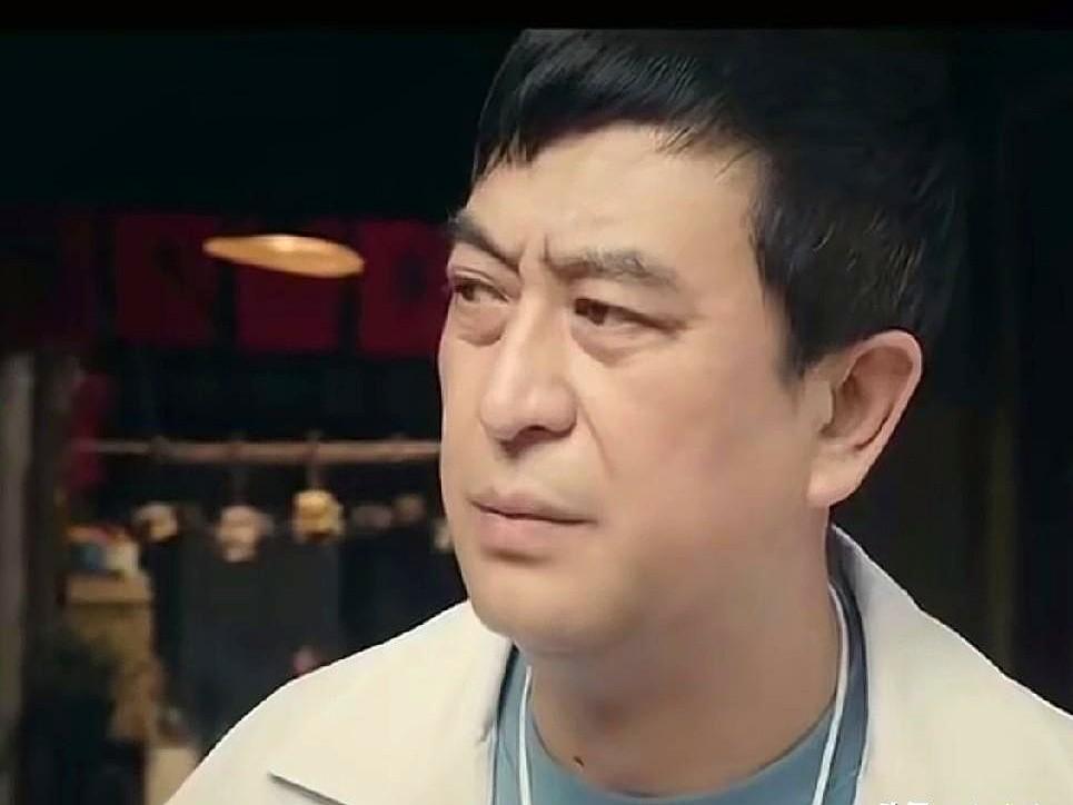 花彩香还是感觉到有点不对劲。这敲背的手法太熟了，她猛地起身，“口罩摘了”。张