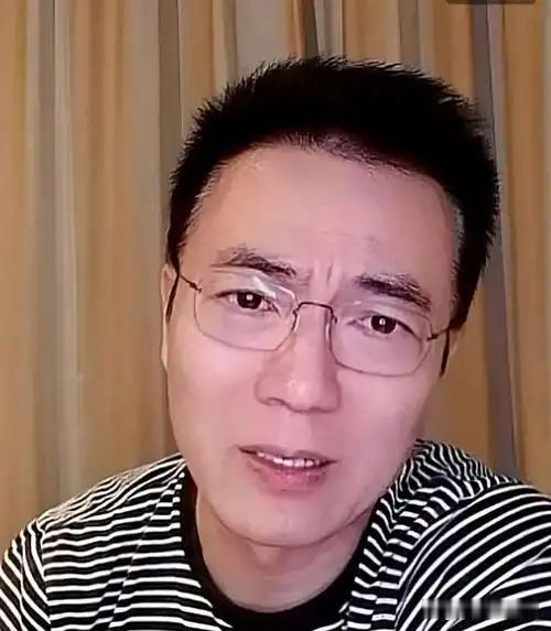 黄健翔这话太扎心！国足最后的遮羞布，算是被彻底扯下来了。黄健翔聊起国足现状，说得