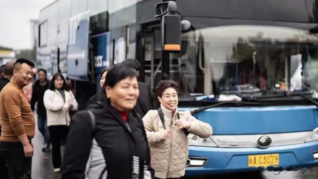 2025年11月11日，山东省临沂市临沭县曹洼大集，热闹非凡，听说很多人跨省跨市