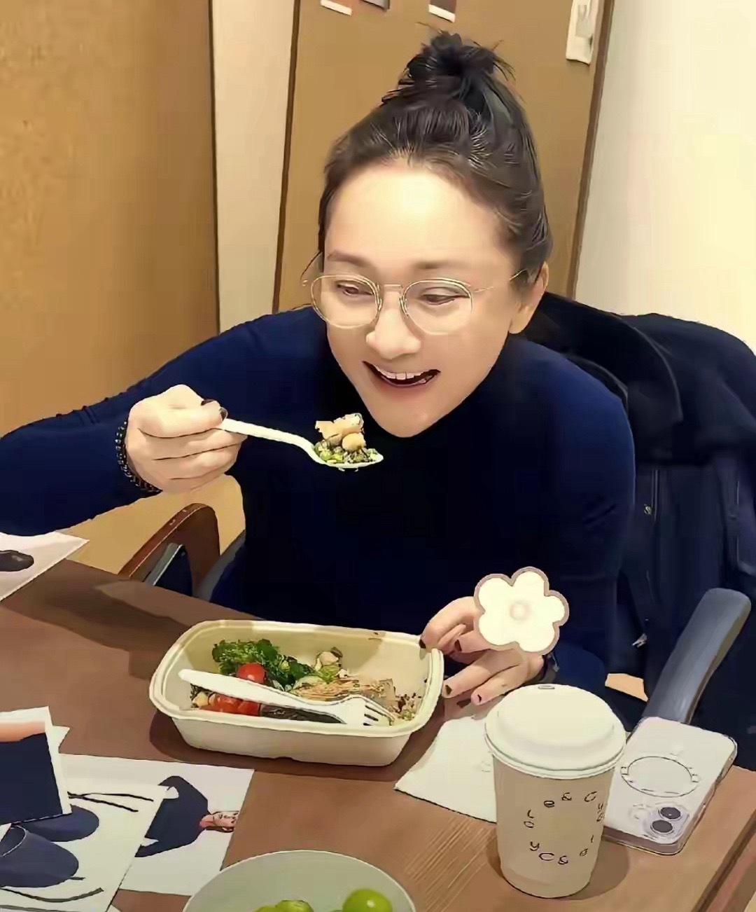 周迅真的好自律啊，一个人吃的这么清淡