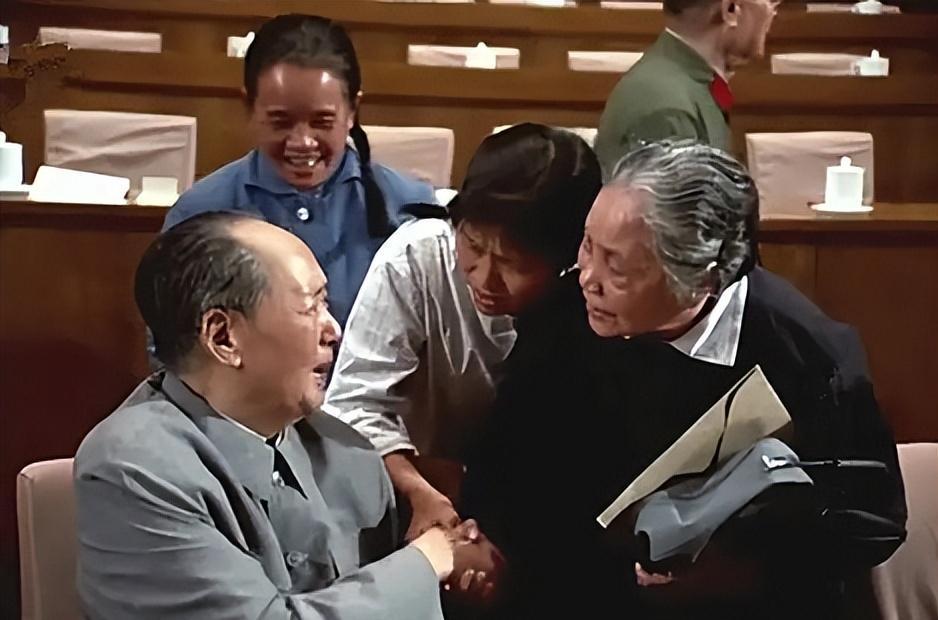 没留过洋，毛主席凭什么看透世界？毛主席一辈子没去过美国，也没踏足日本，可他的