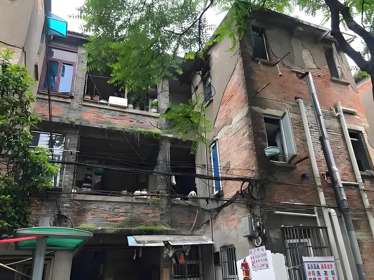 最近有一个奇怪现象：以前看不上的＂老破小＂房子，聪明人悄悄在抢老破小。最近杭