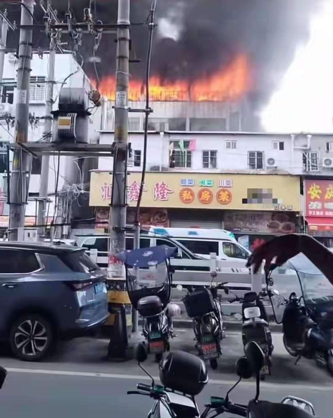 7月9日，有网友爆料，称福建省晋江市陈埭镇一房屋发生火灾，现场有人被困。红星新闻