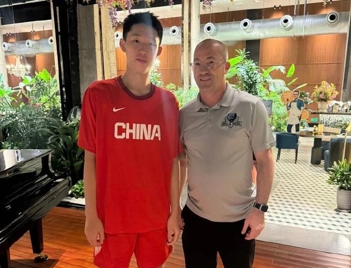 十月赴美！张宇辰加盟全美顶尖高中贝拉维斯塔备受关注的年轻后卫张宇辰，确定将