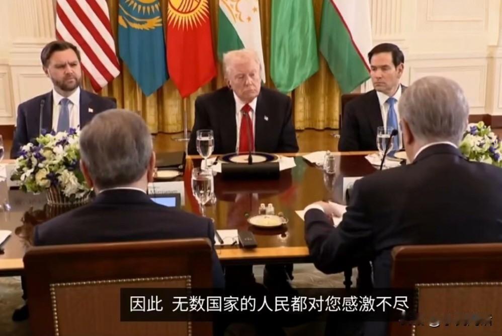 托卡耶夫说，上帝派来个特朗普！[捂脸哭]11月6日到访白宫的托卡耶夫对特朗普是大