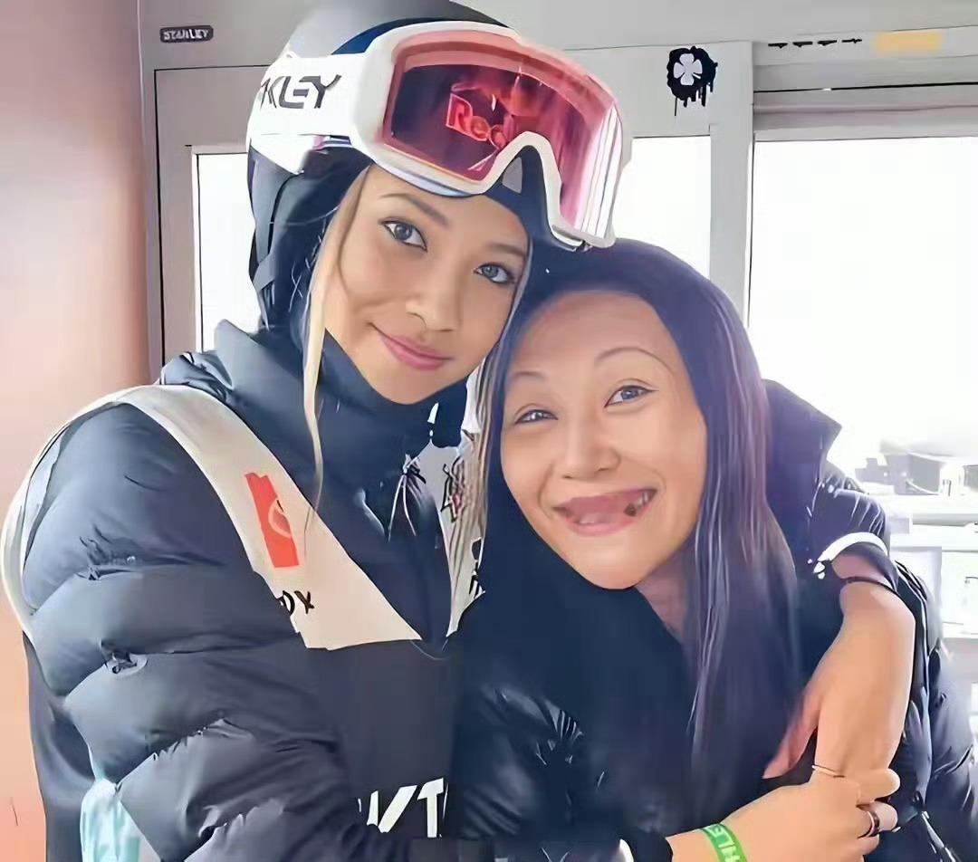 谷爱凌她外婆二十多岁是中国最大铜矿总工程师，妈妈是华尔街一级市场商业大拿，和谷爱