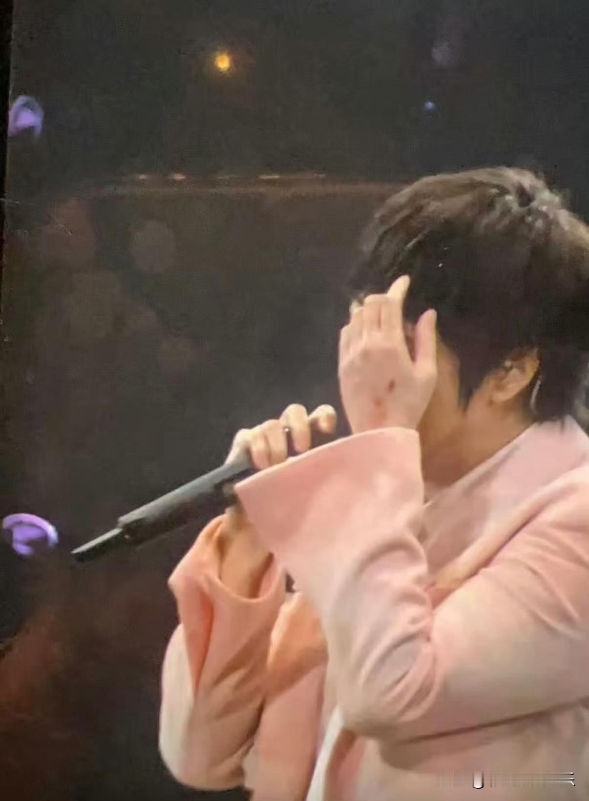 阿信摔下舞台说感谢朱孝天，说期待F4合体，朱孝天一点面子都不给他，说从未接到邀约