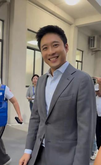 7月1日夜间，霍启山和娜然同时登上热搜。让人意外的是，这回不单是两人婚讯，连霍震