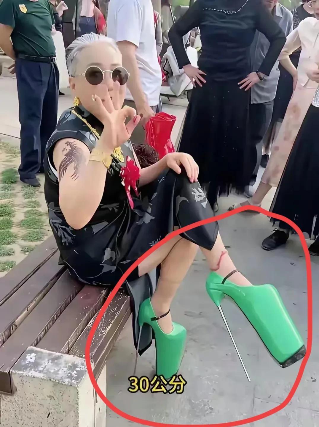 在公园里散步，突然，看见长椅上坐着一位穿黑色旗袍的大姐，不料，在仔细打量一看，瞬