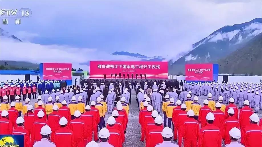 巴巴羊：你们干嘛停我们家的水？阿三：谁停你们家的水了？巴巴羊：你们在上