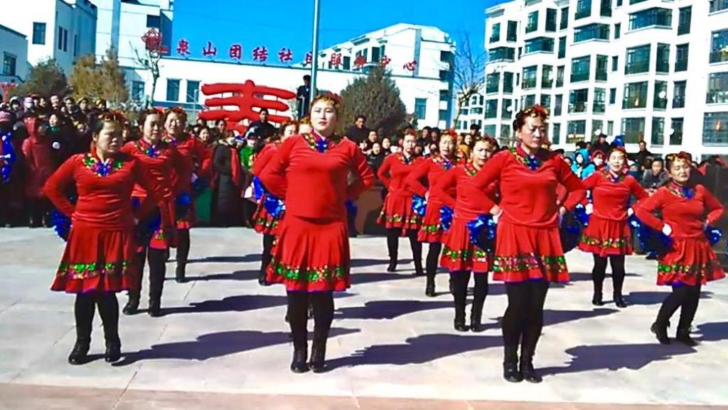 打开 甘肃民勤泉山镇姑娘们跳广场舞《红红的中国 》 打开 甘肃民勤