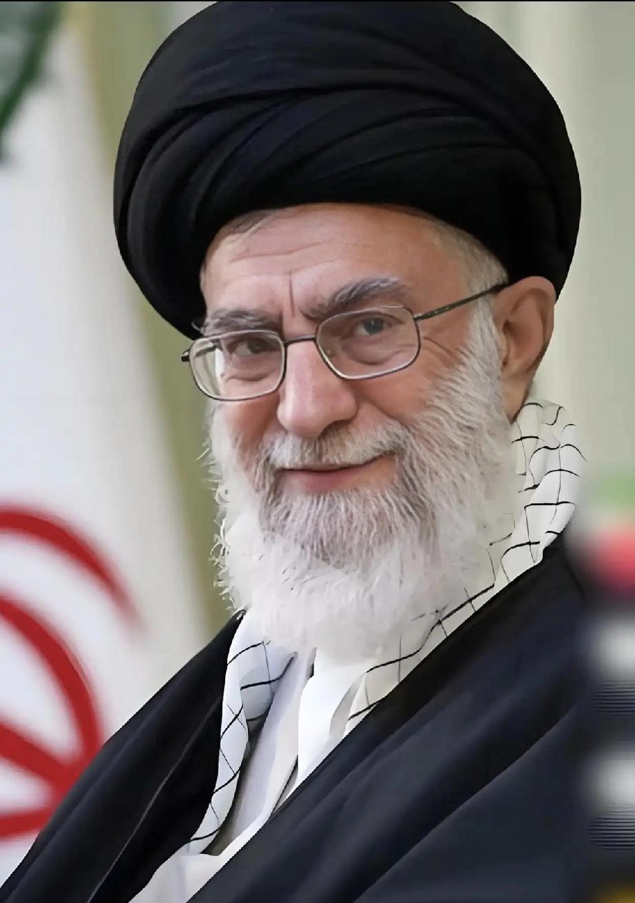 哈梅内伊共有四子两女六个孩子。他的四个儿子当中，次子穆杰塔巴戴着一副眼镜，五官