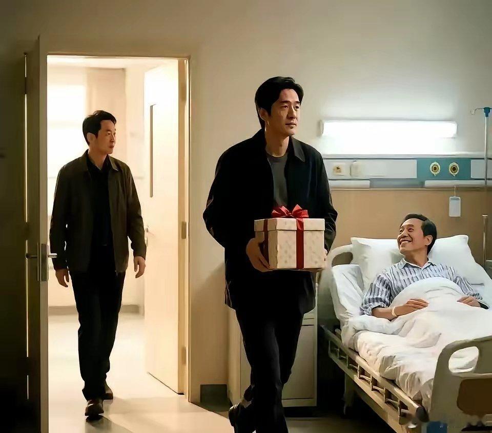 拎着牛奶水果进病房的人，永远比空手说“多喝热水”的聪明人更招惦记。这就是​成年人