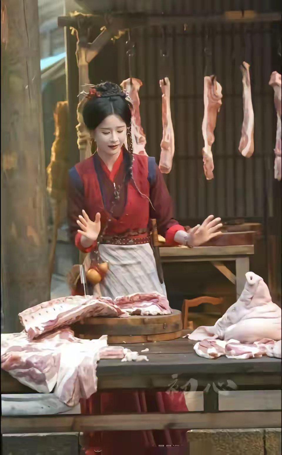 田曦薇剧里杀猪女的人设也是真的火了，就连短剧也在模仿这个人设。​​​