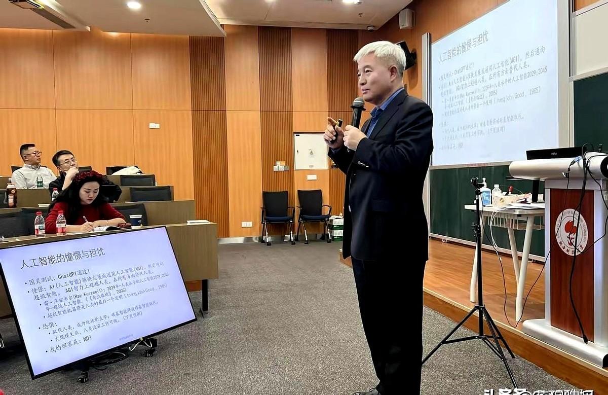好久不见张维迎教授，终于又看到他讲课了！这次是受南方科技大学的邀请，去讲大学生