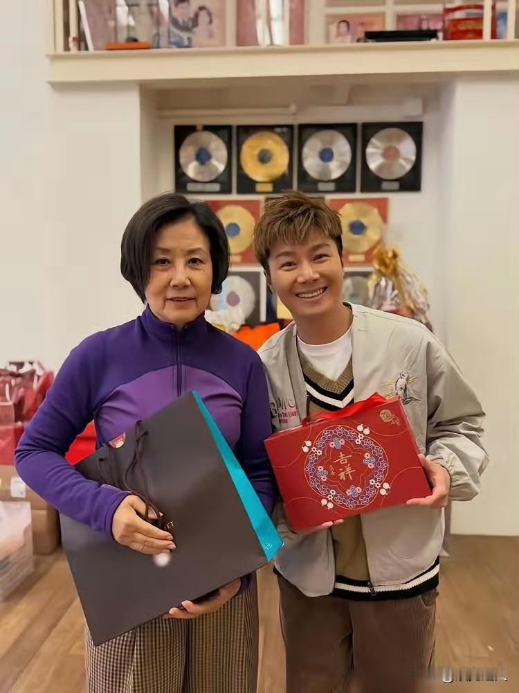 汪明荃真是太实在了！今年春节她亲手做了70底萝卜糕，用的还是罗家英妈妈传下来的老