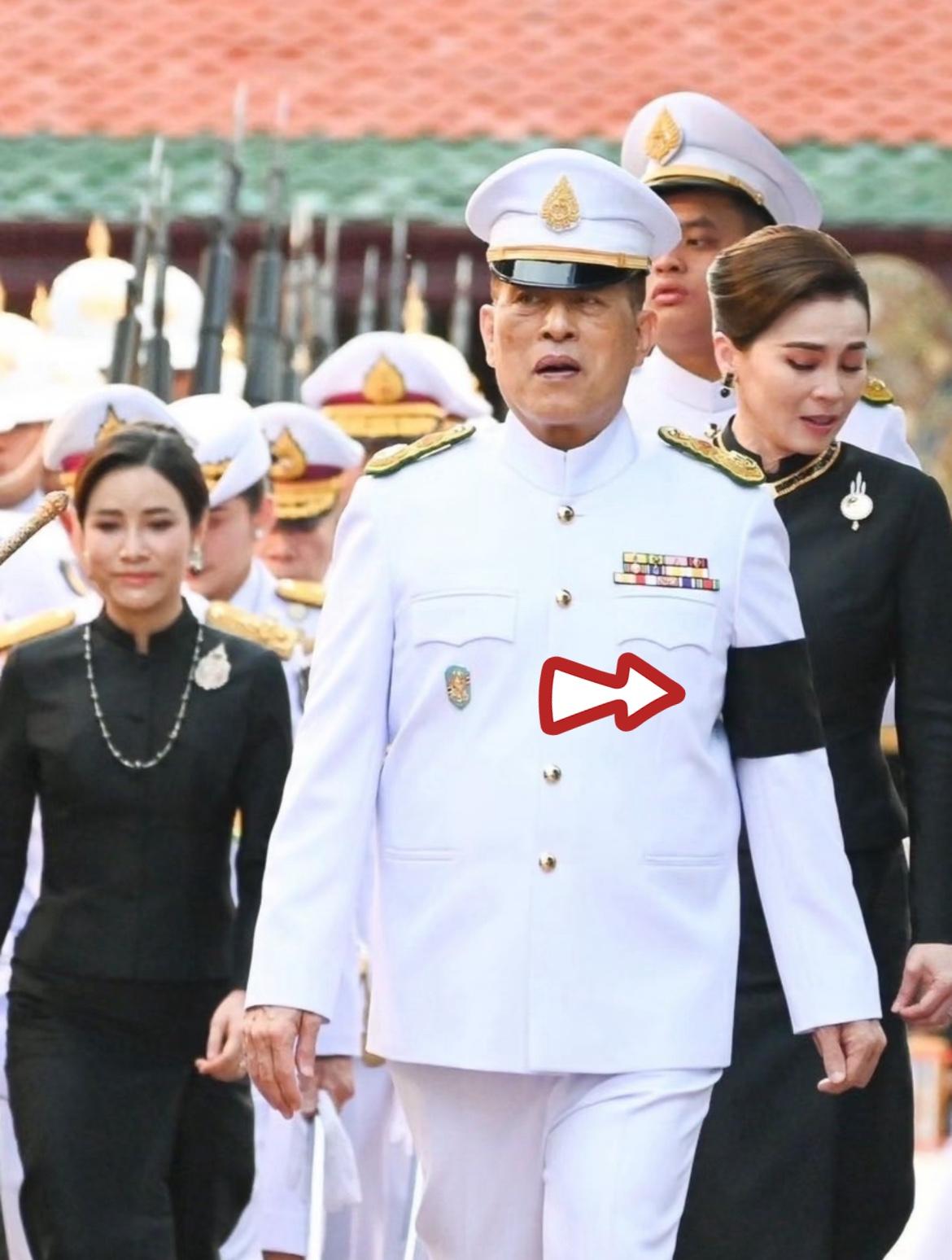 今晚新闻联播一播，泰国王访华的画面里有个细节直接把我目光勾住了——他左胳膊上那