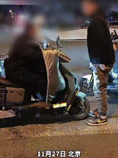 北京，这外卖员和狗主人吵翻了！闯了红灯，差点撞上狗，狗主人气坏了，拽着骑手不让走