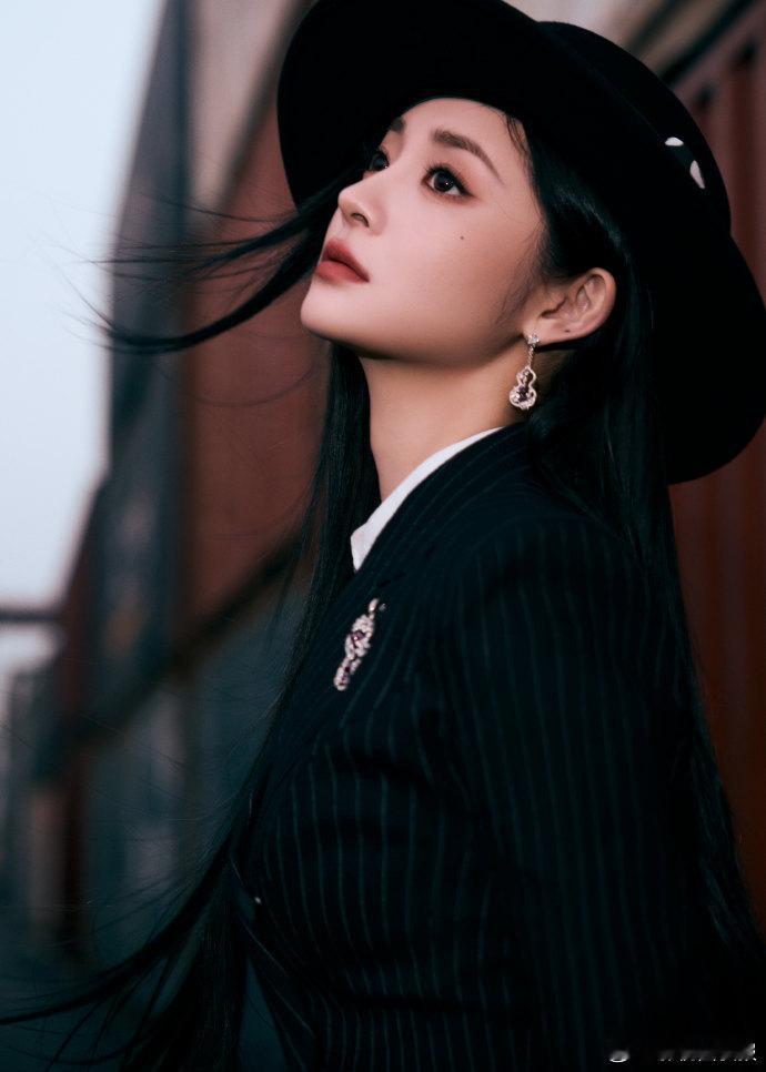 周洁琼碎钻眼妆周洁琼禁欲系妆造谁能不爱周洁琼的碎钻眼妆！黑色西装+黑长直，禁欲系