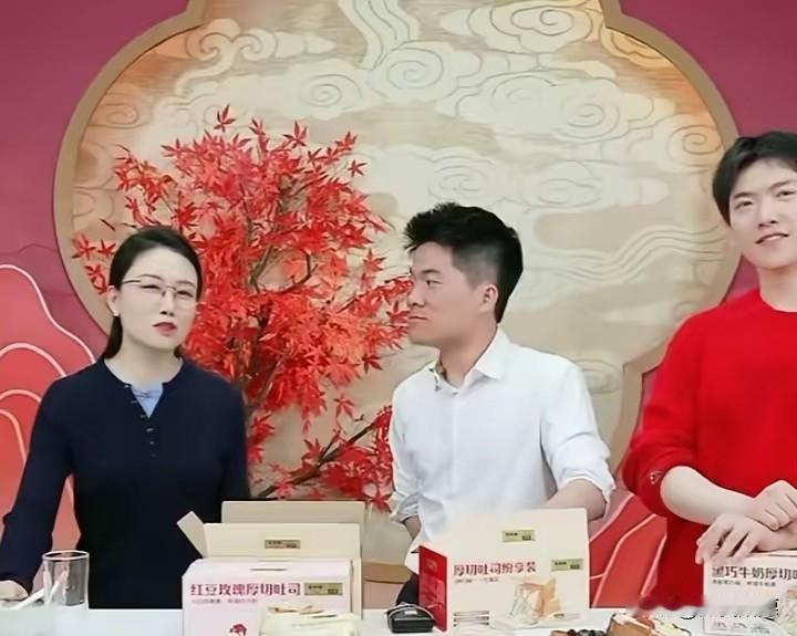 职场甄嬛传看多了？突然给我看这个！刷到董宇辉说董董潇潇去他家过年，我妈在旁边