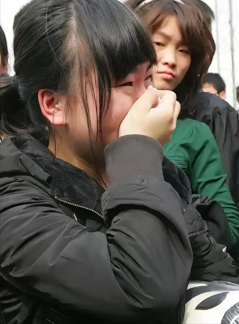 河南一所中学门口，发生了一幕让无数人破防的画面。十七岁的高二女生张慧，看到校门口