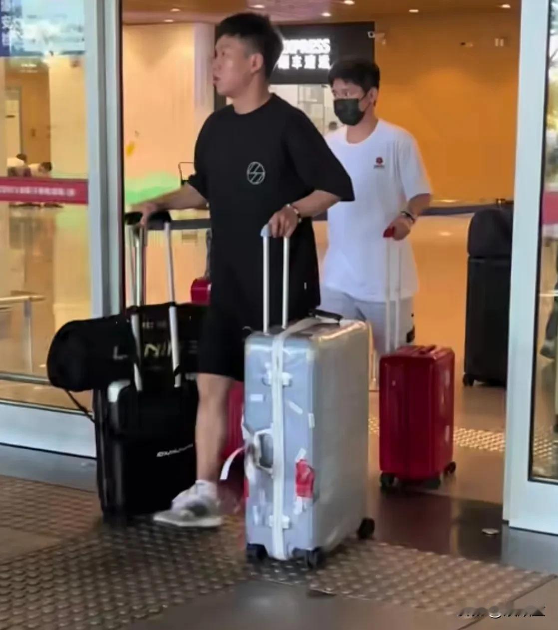 难怪这次林诗栋刚刚到厦门机场，很多球迷都“哇哇”！相比之前的林诗栋，这次他着装