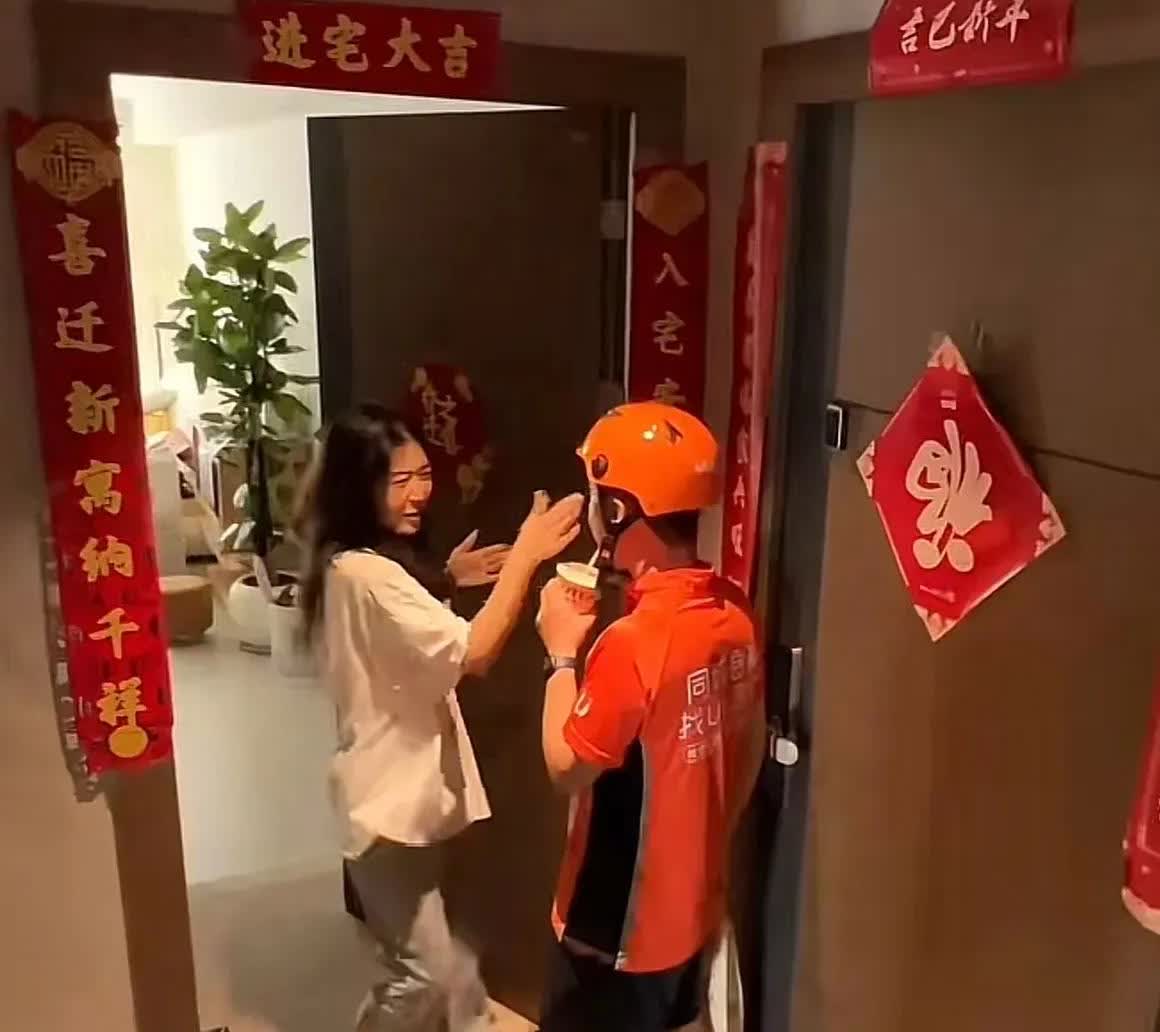 河南女子点了一杯奶茶，没想到外卖小哥送到时正好喝着那杯奶茶。女子一上来就给小