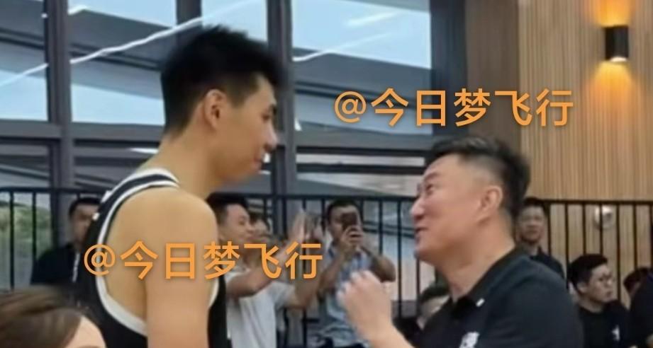 小蛇与杜导黄江相见，徐昕和杜锋和好如初！今天下午，广东全运队领队朱芳雨、主教练