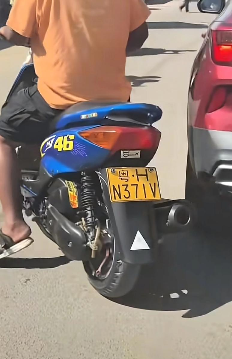 现在一些国家的朋友们也过上了好的日子，最近一辈在国外旅游的游客发布了一条视频，上