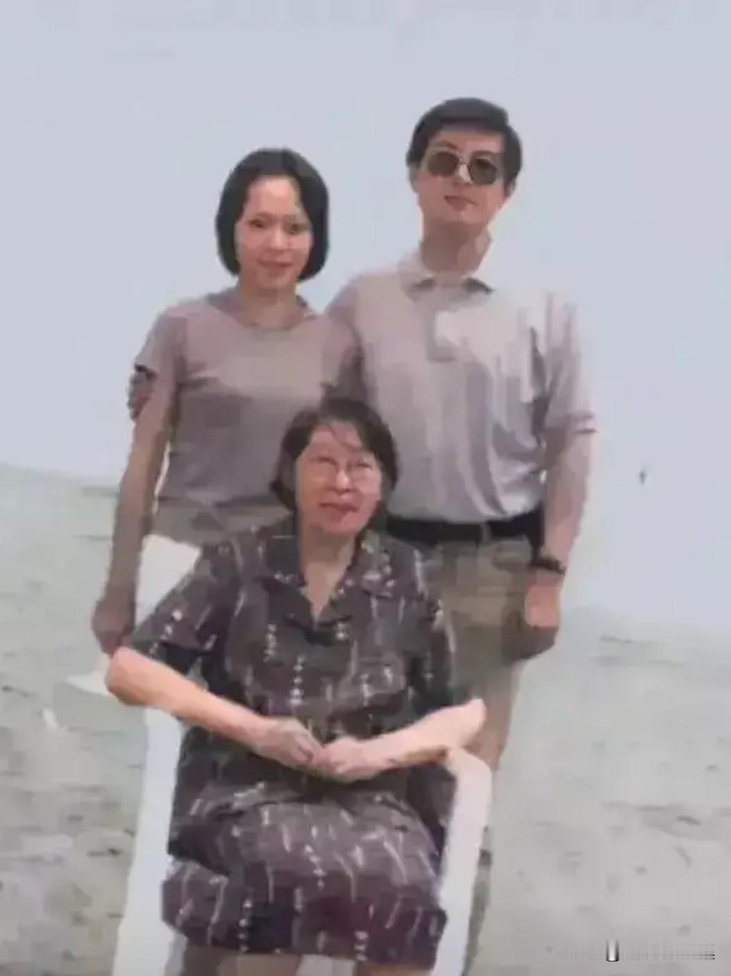 2000年，毛泽东主席与贺子珍同志的女儿李敏同志，与儿子孔继宁、儿媳沈蓉在北戴河