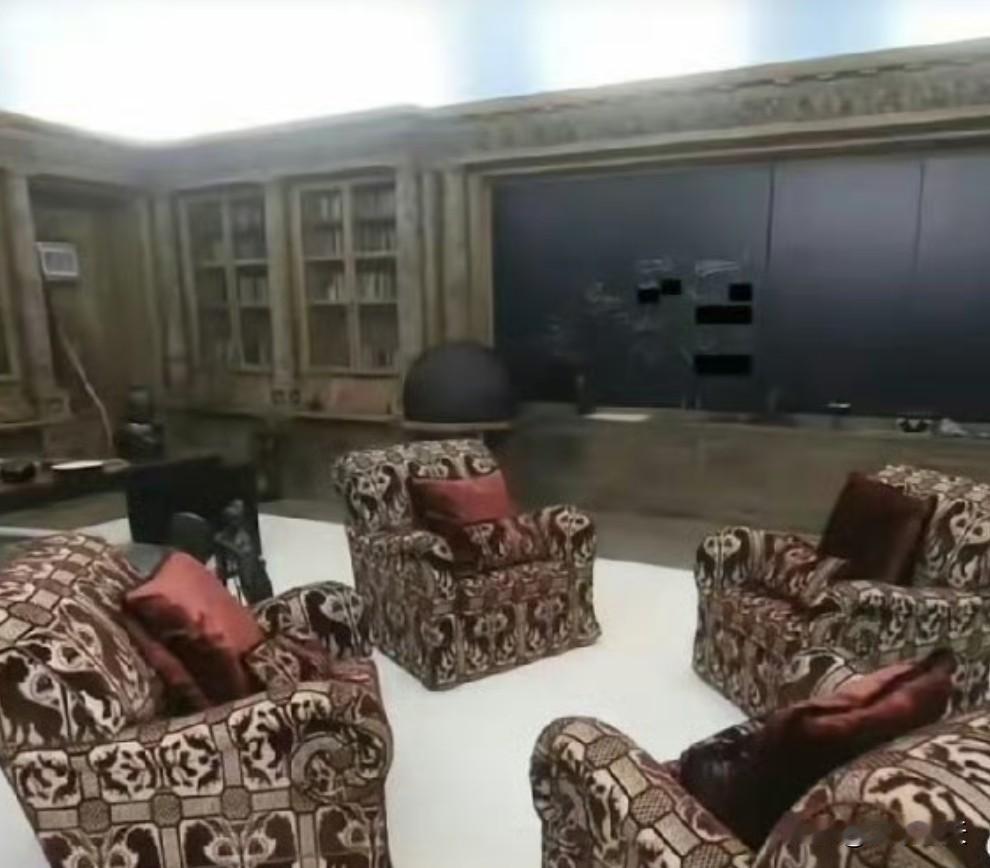 据说这是萝莉岛内部，看着确实有点诡异，而且还有这凳子和照射灯，是检查什么用的吗？