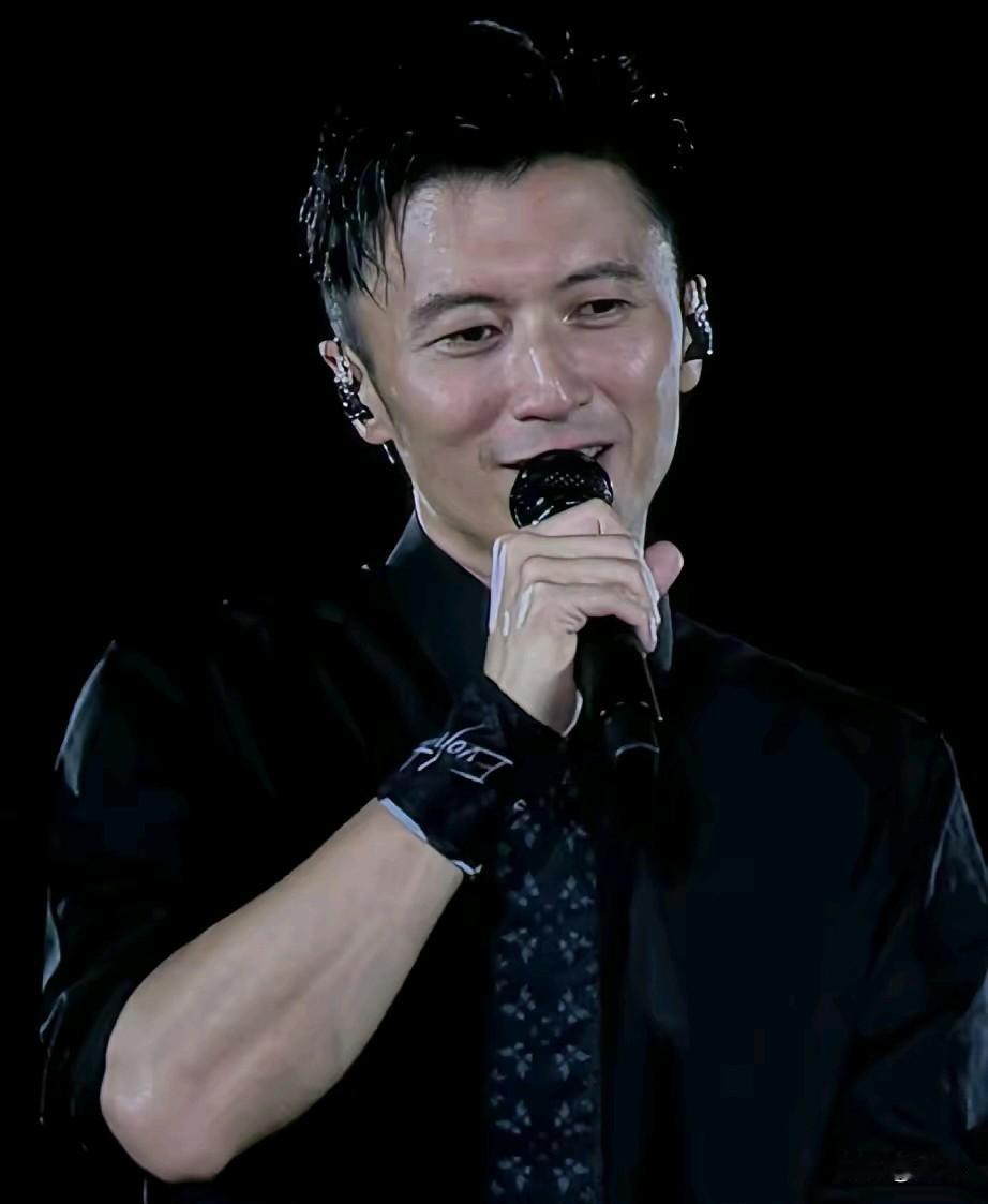 谢霆锋如今过得如何、是否心酸暂且不论，但不难预见他晚年大概率会陷入孤单。眼下他和