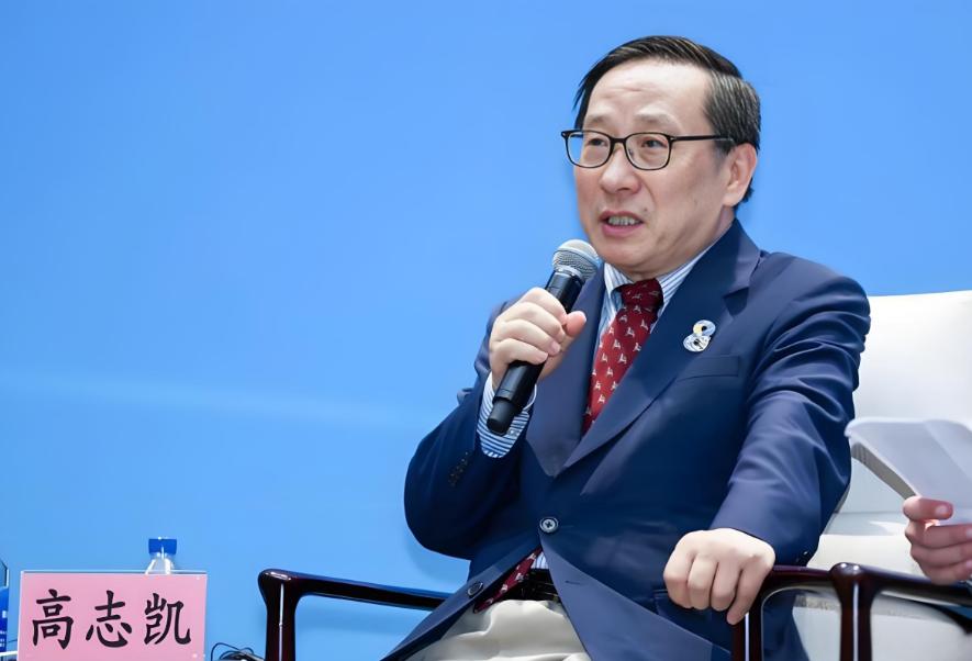 高志凯这次，确实有点“头铁”了，他直接公开预测：最晚到2027年7月之前，美国A