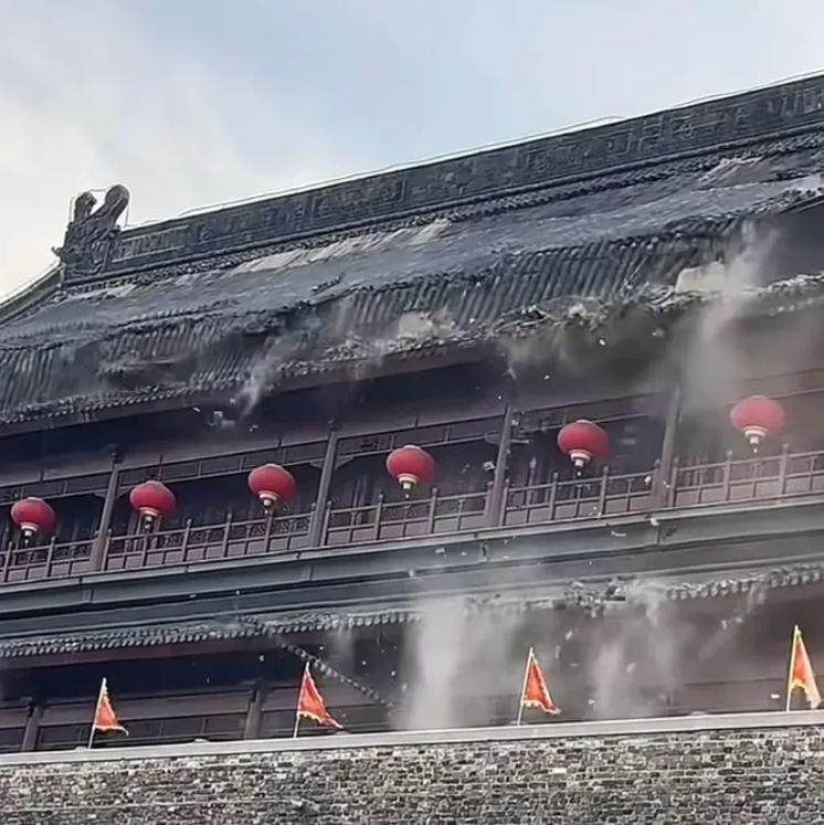 离大谱！凤阳鼓楼塌，六百年的老建筑，风吹雨打都没事，去年刚花了三百四十万修缮，转