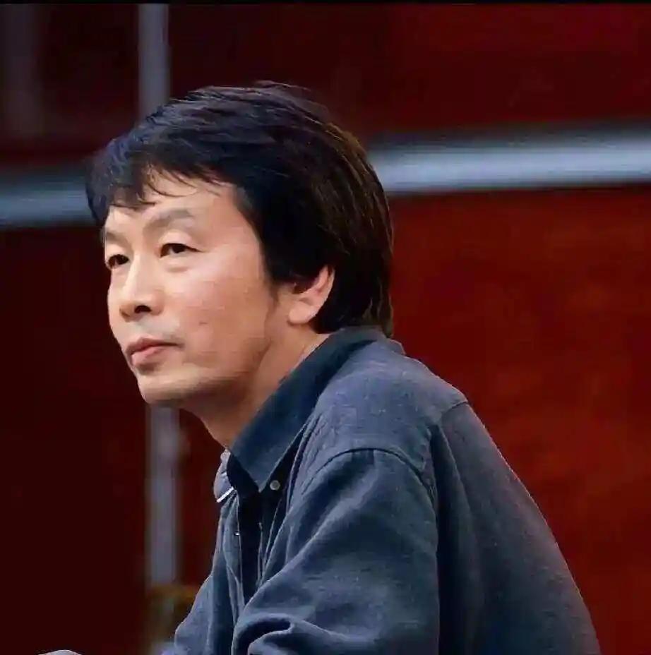 北大才子刘震云讲过：“只有尿过尿的墙，才挂禁止大小便的牌；只有离过婚的女子，才明