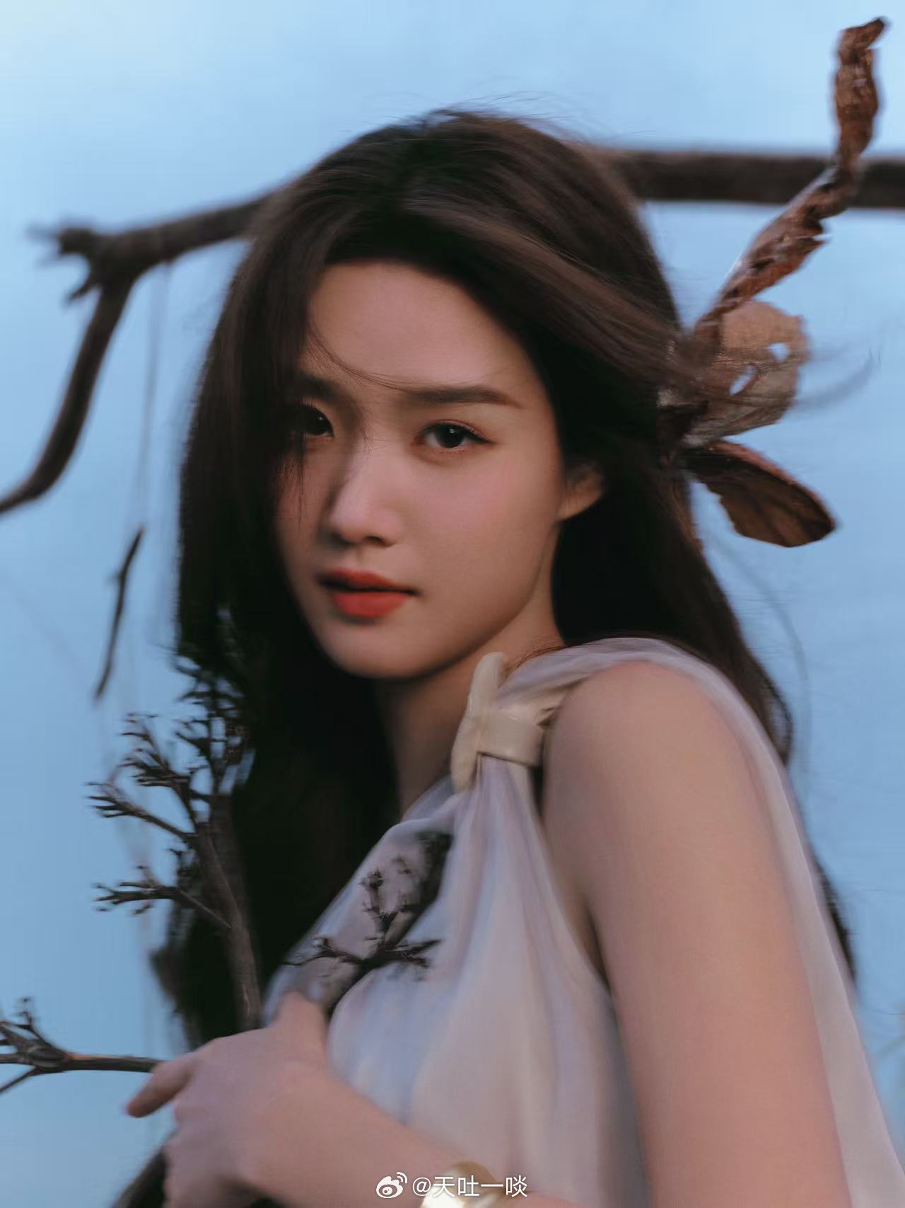 一身长裙好松弛——卢昱晓。每日明星美图分享