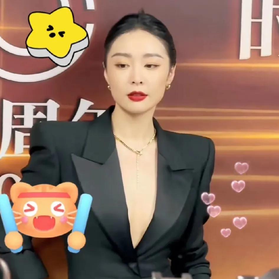恕我直言：演员高叶真应该换造型师了，看看她出席活动时的穿着：一套黑西服，可是这款
