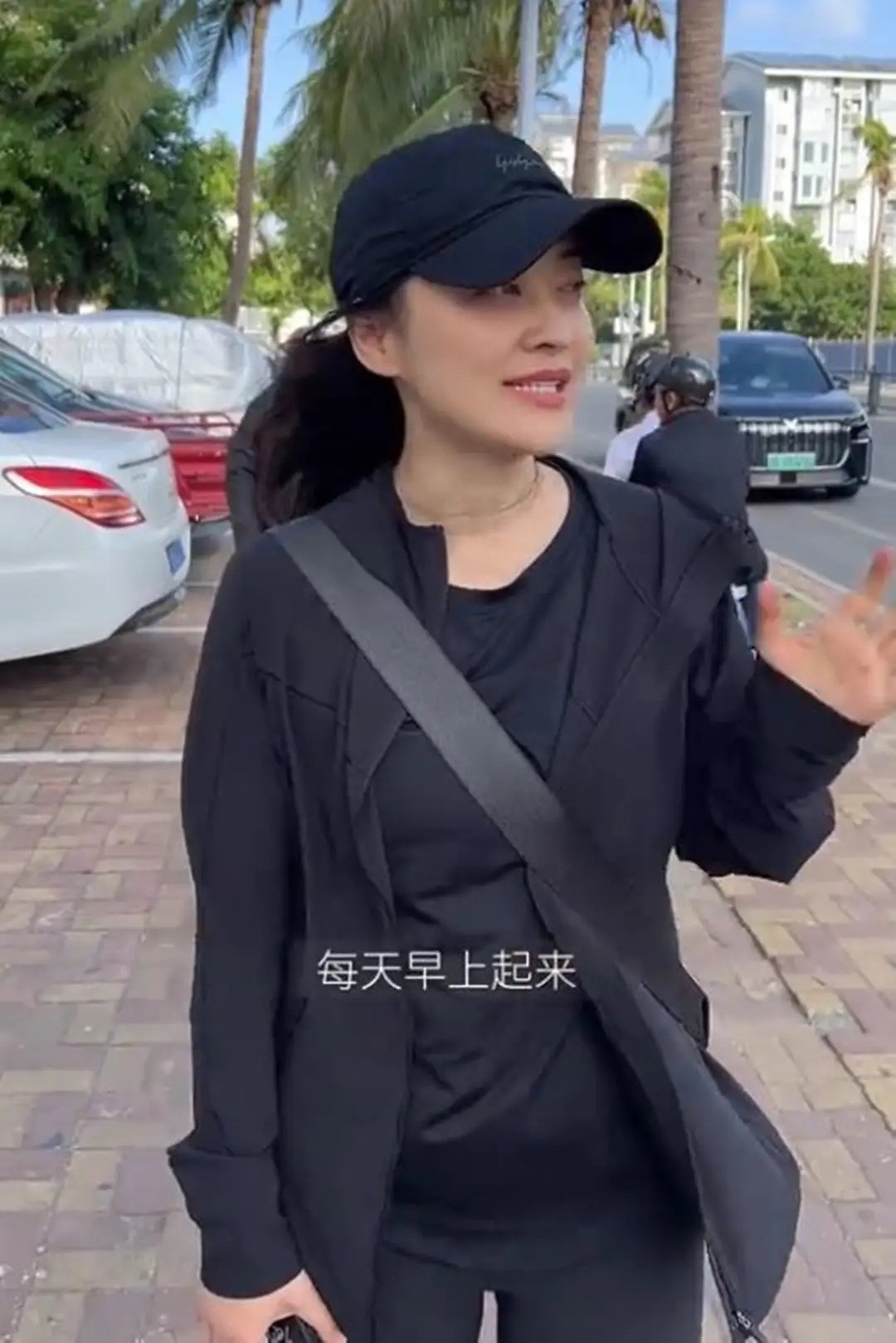 梅婷晒视频忘开美颜，脖子黑，皮还松，看脖子像是60岁的人！