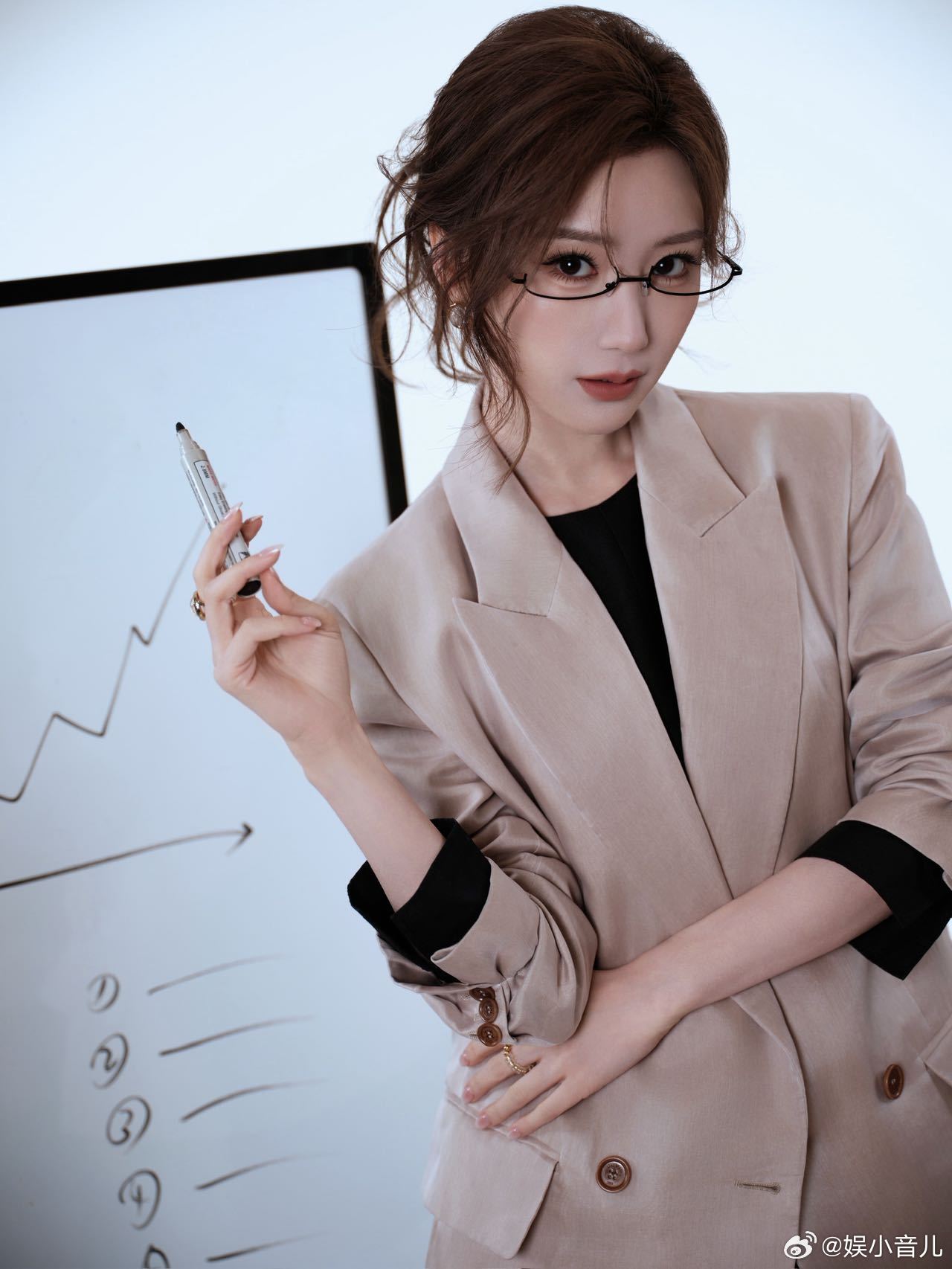 毛晓彤这组完全妈咪级别猝不及防被毛晓彤美晕啦✨一身浅西装+黑裙，优雅又干练，