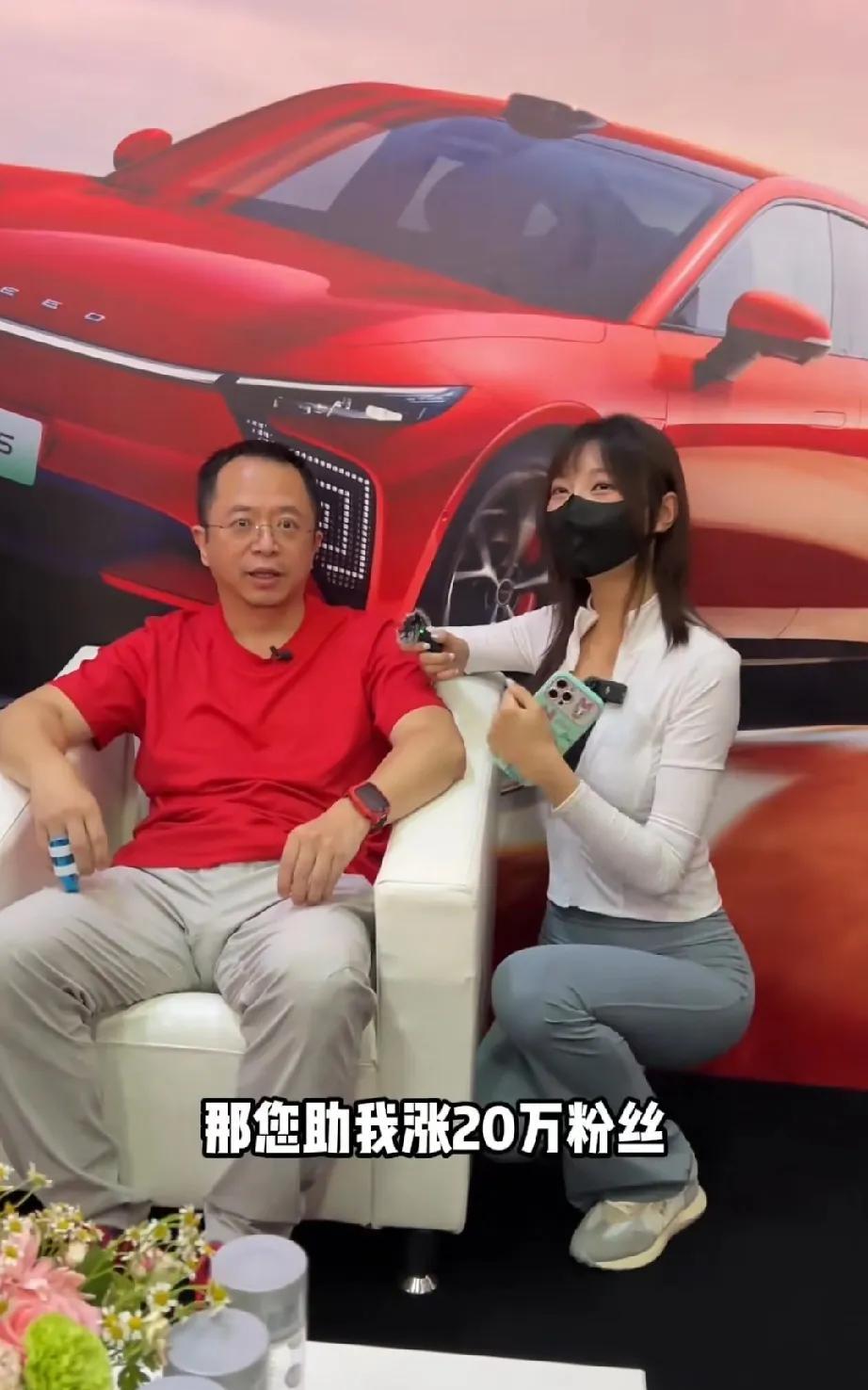 红衣大叔周鸿祎去年要求一位美女摘掉口罩，而美女却要求他帮她涨20万粉丝，最终美女