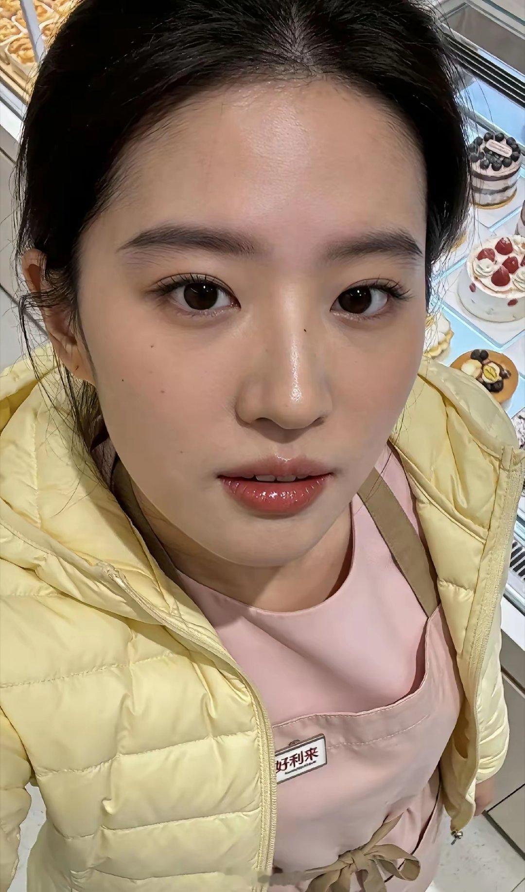 刘亦菲都要庆幸自己出道早，小姐姐不化妆都这么绝美。