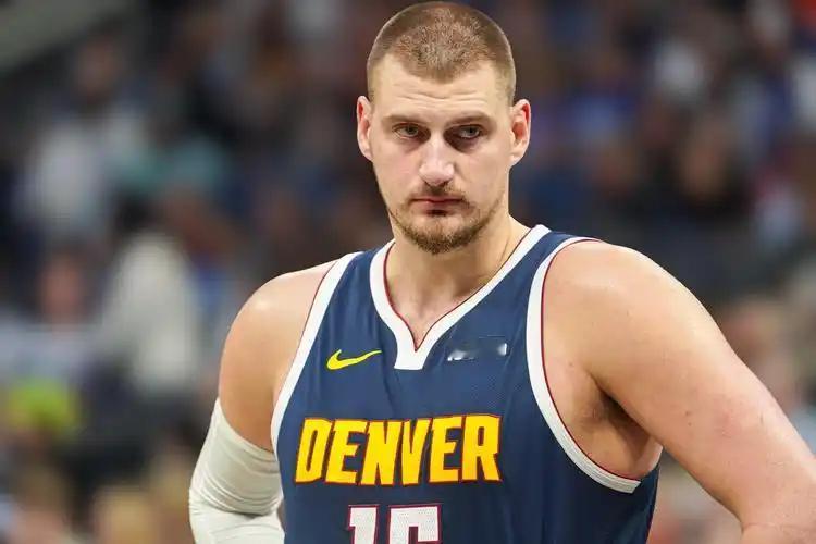 约基奇大言不惭啊！掘金主场117-119不敌骑士，赛后约基奇谈到本场比赛时说：“