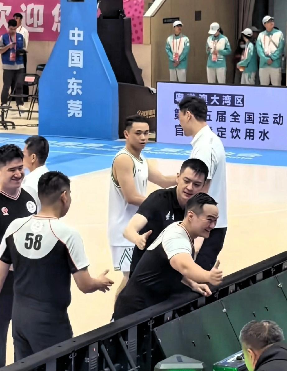 细节看人品，杨鸣不愧是冠军名帅，和山东赛后，来到技术台，和三位当值裁判一一握手言